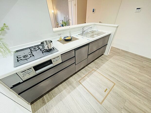 お料理をしながらリビングの家族やゲストとの会話が楽しめるカウンタータイプのキッチン。毎日のお料理を楽しく快適に。