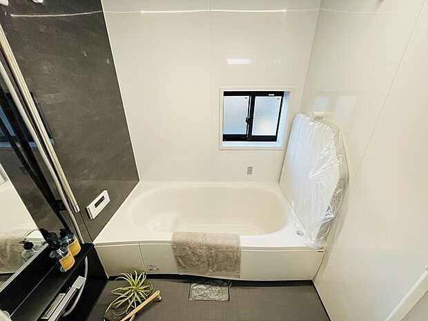 一日の疲れを癒してくれるゆったりとしたバスルームです。 