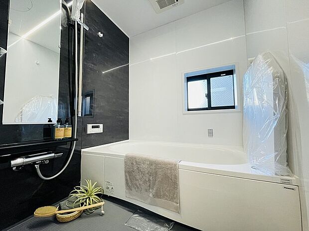 一日の疲れを癒してくれるゆったりとしたバスルームです。 