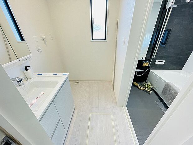 使いやすいタイプの洗面化粧台のあるランドリースペース 