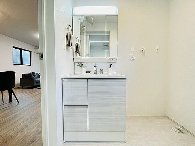 使いやすいタイプの洗面化粧台のあるランドリースペース 