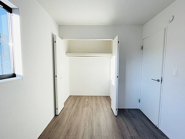 豊富な収納スペースもこの物件の特長の一つ。各所に収納が完備されており、生活をスッキリと整えることができます。 
