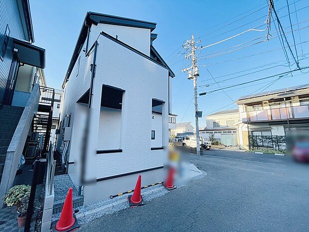 周辺の街並みの中で適度な主張、生活に溶け込むシンプルなデザインの外観が魅力の一戸建です。