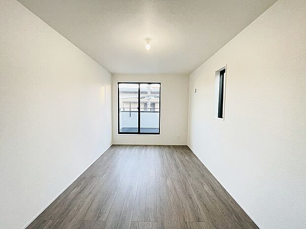 スマートなデザインと賢い収納が生活を快適にします。広々とした雰囲気を演出する工夫が施され、生活空間の魅力を引き出します。  