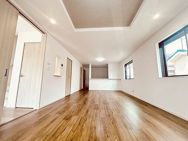 家族が食事するダイニングスペースをキッチンから見渡せる設計に。お料理をしながら家族とのコミュニケーションが増えそうな予感。 