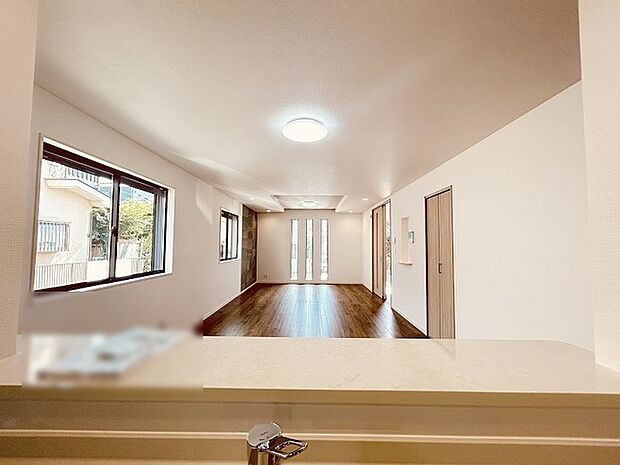 カウンターキッチンならではの開放的な見通し、全体が見渡せることでご家族の団欒スペースもより明るく笑顔が溢れる空間となります。 