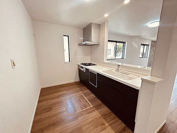 キッチンコンロスペースの近くには、空気の入れ替えが可能な開口部を設置！！ お料理をする際には、換気扇を回しながら匂いが籠らない様に開放してお料理もお楽しみ頂けます。 