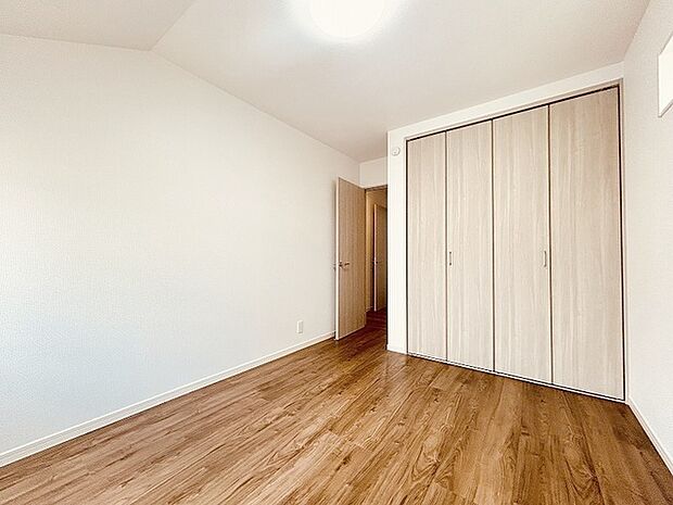 豊富な収納スペースもこの物件の特長の一つ。各所に収納が完備されており、生活をスッキリと整えることができます。 