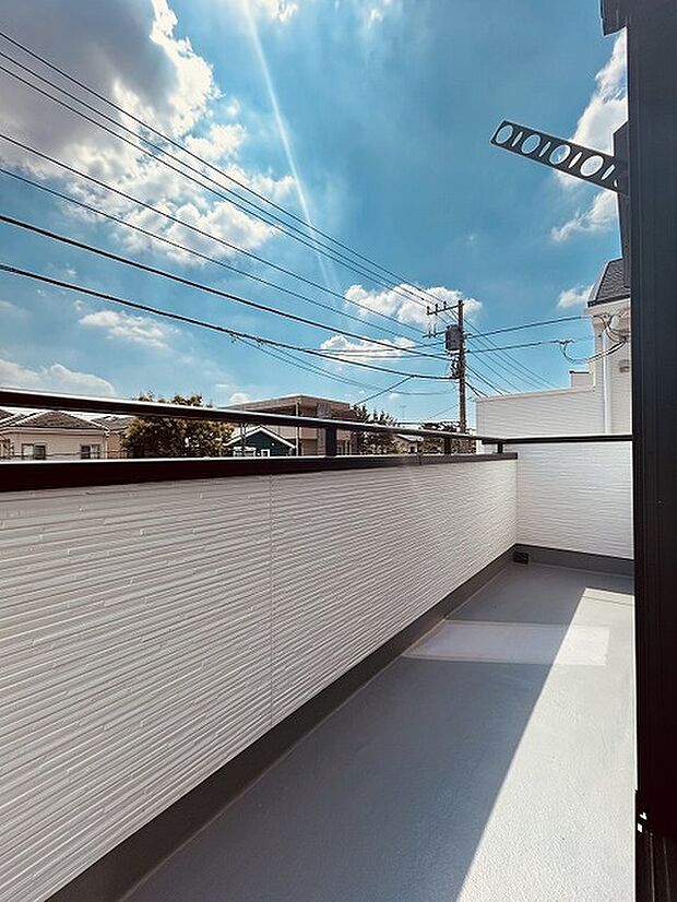 季節の変化や天気の良い日には、バルコニーでの時間が心地よく、気分をリフレッシュさせることができます。 