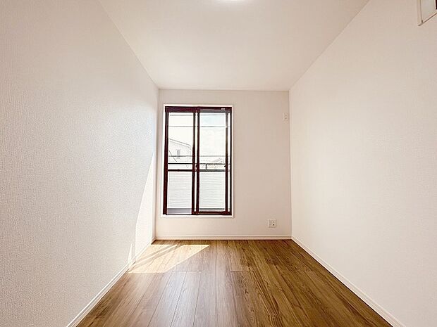 スマートなデザインと賢い収納が生活を快適にします。広々とした雰囲気を演出する工夫が施され、生活空間の魅力を引き出します。  