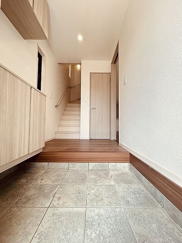 玄関は家の第一印象を左右する重要な場所。ほどよい広さとスタイリッシュな色遣いが印象的です。 