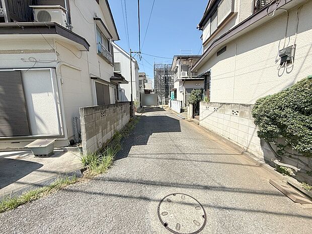 安心して暮らすことのできる住宅街。　住宅地の道路は一般に交通量が少なく車などの騒音が少ないため、住民にとって静かな生活環境が提供されます。 