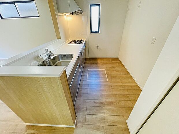 キッチンコンロスペースの近くには、空気の入れ替えが可能な開口部を設置!! お料理をする際には、換気扇を回しながら匂いが籠らない様に開放してお料理もお楽しみ頂けます。