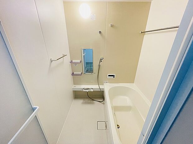 一日の疲れを癒してくれるゆったりとしたバスルームです。