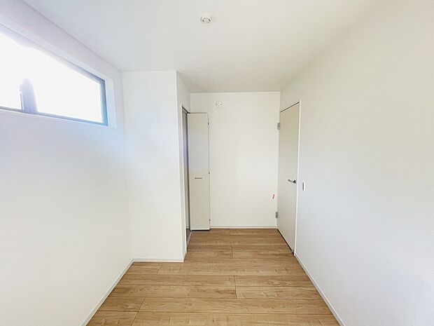 スマートなデザインと賢い収納が生活を快適にします。広々とした雰囲気を演出する工夫が施され、生活空間の魅力を引き出します。