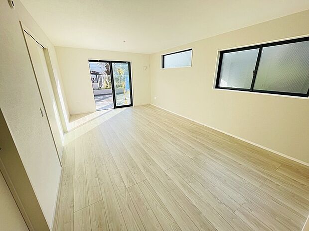 家族の集まるリビングは気持ちの良い自然光が差し込む団欒空間。室内のご見学予約も随時、受付中ですのでお気軽にお問合せください。