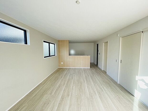 家族が食事するダイニングスペースをキッチンから見渡せる設計に。お料理をしながら家族とのコミュニケーションが増えそうな予感。