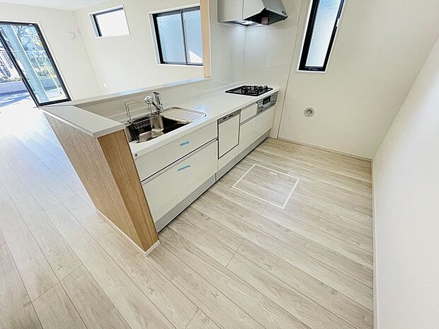 カウンターキッチンならではの開放的な見通し、全体が見渡せることでご家族の団欒スペースもより明るく笑顔が溢れる空間となります。