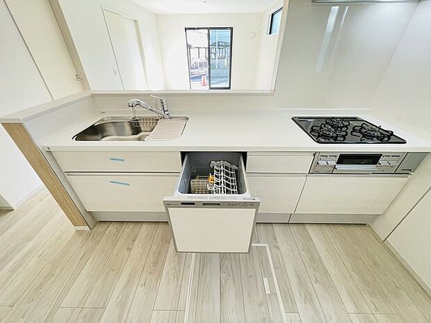 毎日の家事をサポートしてくれる食洗器も標準に装備。ちょっと嬉しい設備です 