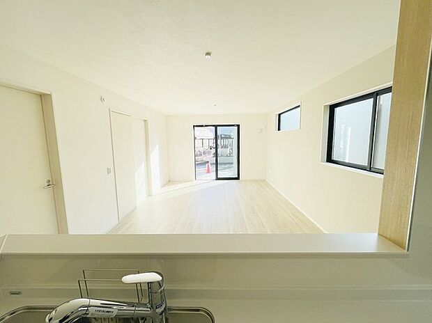 お料理をしながらリビングの家族やゲストとの会話が楽しめるカウンタータイプのキッチン。毎日のお料理を楽しく快適に。