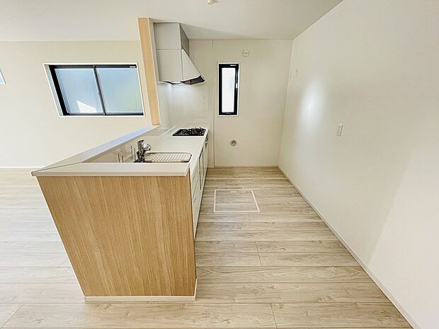 キッチンコンロスペースの近くには、空気の入れ替えが可能な開口部を設置!! お料理をする際には、換気扇を回しながら匂いが籠らない様に開放してお料理もお楽しみ頂けます。