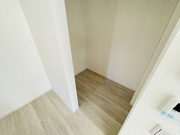 豊富な収納スペースもこの物件の特長の一つ。各所に収納が完備されており、生活をスッキリと整えることができます。