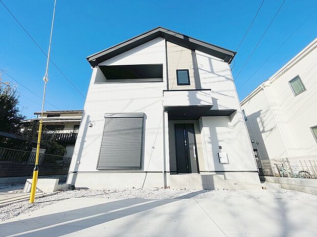 周辺の街並みの中で適度な主張、生活に溶け込むシンプルなデザインの外観が魅力の一戸建です。