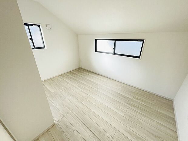 洋室はモダンなデザインと機能性を備え、快適な生活空間に。明るい窓から差し込む自然光が広々とした空間をさらに明るく開放的に感じさせます。