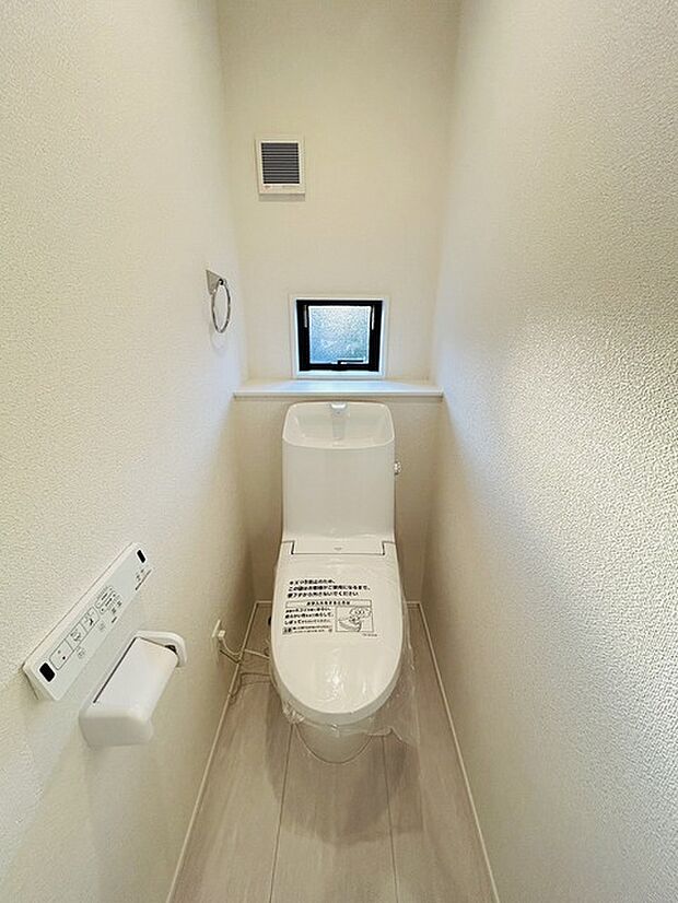 トイレにはウォシュレット機能を標準装備。 