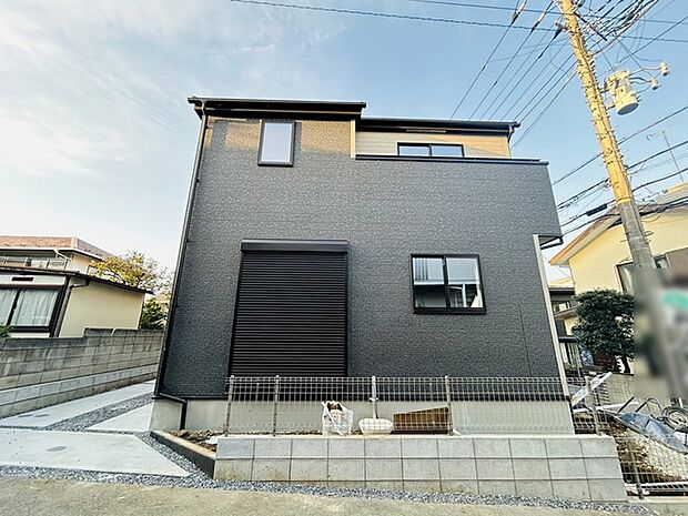 周辺の街並みの中で適度な主張、生活に溶け込むシンプルなデザインの外観が魅力の一戸建です。 