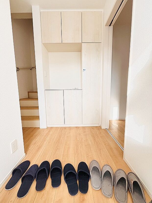 玄関は家の第一印象を左右する重要な場所。ほどよい広さとスタイリッシュな色遣いが印象的です。 