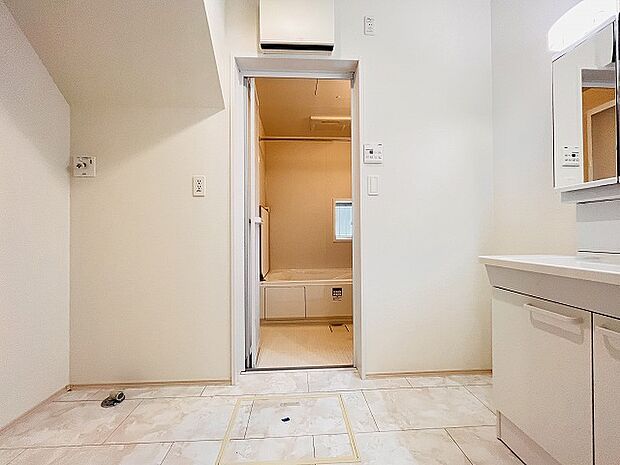 使いやすいタイプの洗面化粧台のあるランドリースペース 