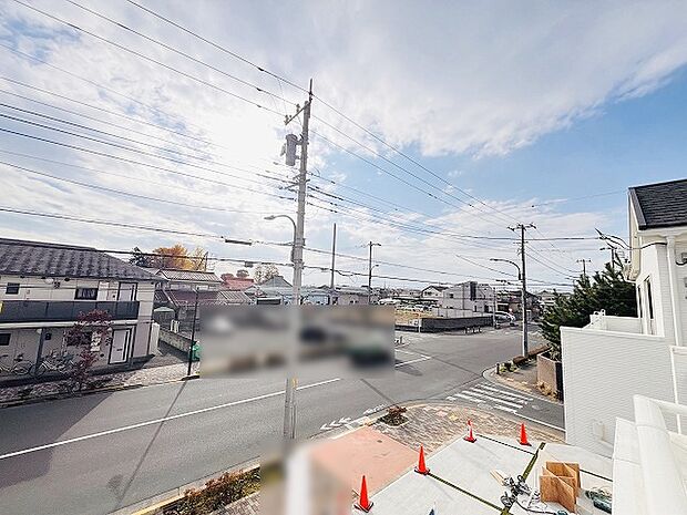 窓からの眺望です。実際に現地で眺望もご確認ください。 