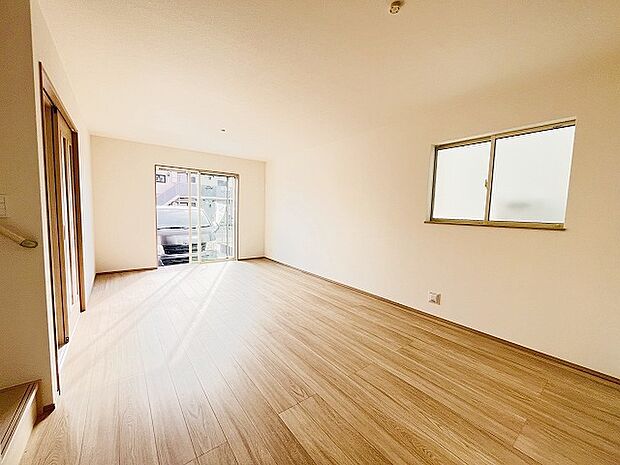 ゆとりのあるサイズのリビングダイニング。 お食事スペースと、お寛ぎ空間を分けてご利用可能。 少し大きめのソファーを置いて、 一家団欒なお時間をご共有ください。 