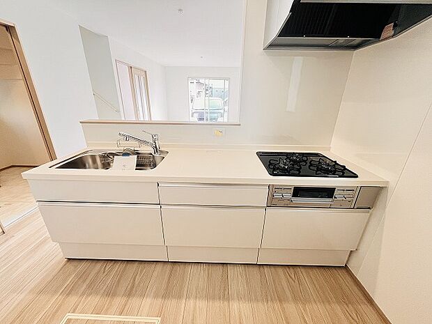 カウンターキッチンならではの開放的な見通し、全体が見渡せることでご家族の団欒スペースもより明るく笑顔が溢れる空間となります。 