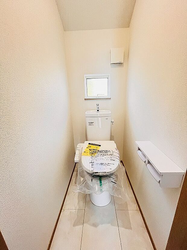 2階トイレ。ウォシュレット機能を標準装備。 