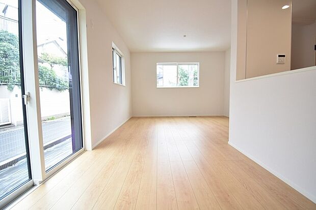 家族の集まるリビングは気持ちの良い自然光が差し込む団欒空間。室内のご見学予約も随時、受付中ですのでお気軽にお問合せください。 