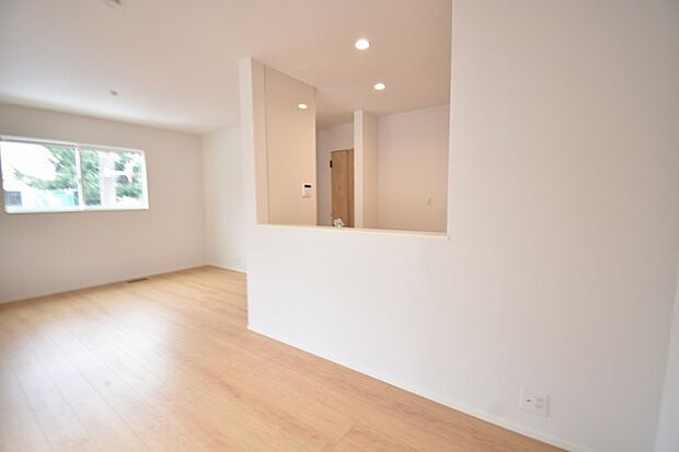 カウンターキッチンならではの開放的な見通し、全体が見渡せることでご家族の団欒スペースもより明るく笑顔が溢れる空間となります。 