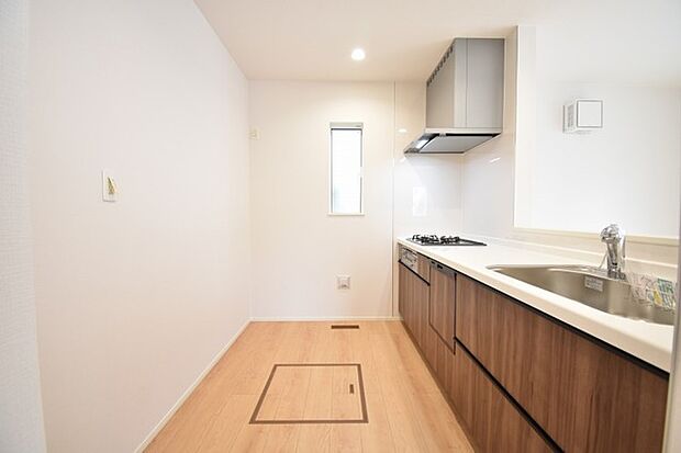 キッチンコンロスペースの近くには、空気の入れ替えが可能な開口部を設置!! お料理をする際には、換気扇を回しながら匂いが籠らない様に開放してお料理もお楽しみ頂けます。