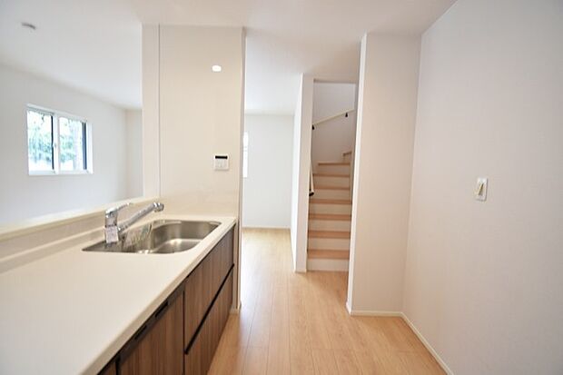 カウンターキッチンならではの開放的な見通し、全体が見渡せることでご家族の団欒スペースもより明るく笑顔が溢れる空間となります。