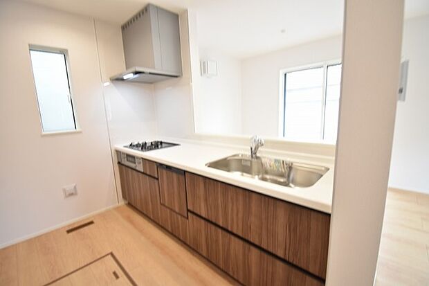 お料理をしながらリビングの家族やゲストとの会話が楽しめるカウンタータイプのキッチン。毎日のお料理を楽しく快適に。