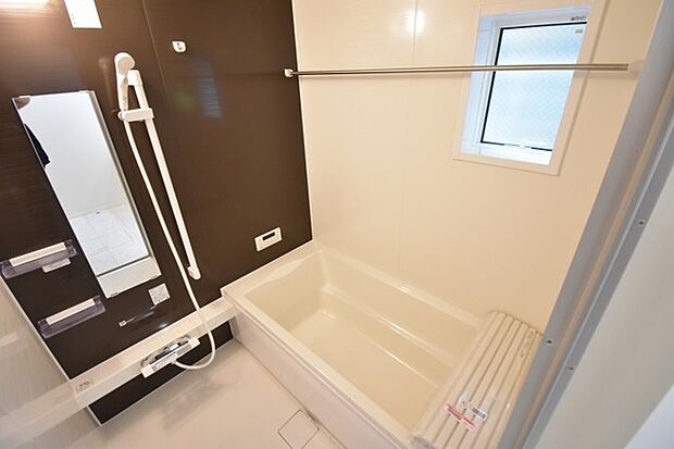 一日の疲れを癒してくれるゆったりとしたバスルームです。 