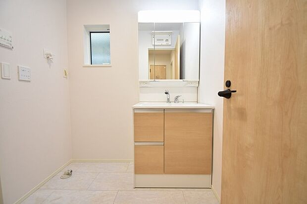 三面鏡に洗面台。 コンセントに照明機能、多機能性を備えた設備です。  