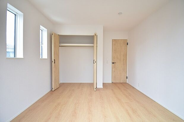 豊富な収納スペースもこの物件の特長の一つ。各所に収納が完備されており、生活をスッキリと整えることができます。