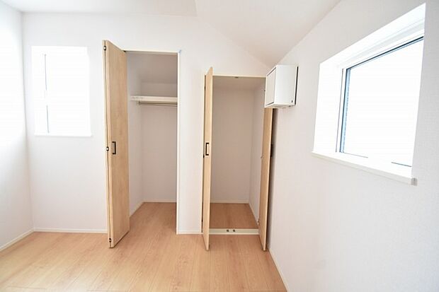 各所に効率的に配置された収納スペースがあり、日常のモノをすっきりと収納できます。 