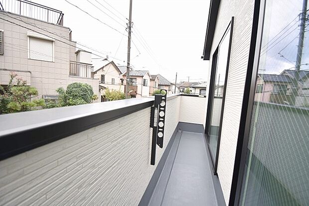 季節の変化や天気の良い日には、バルコニーでの時間が心地よく、気分をリフレッシュさせることができます。 