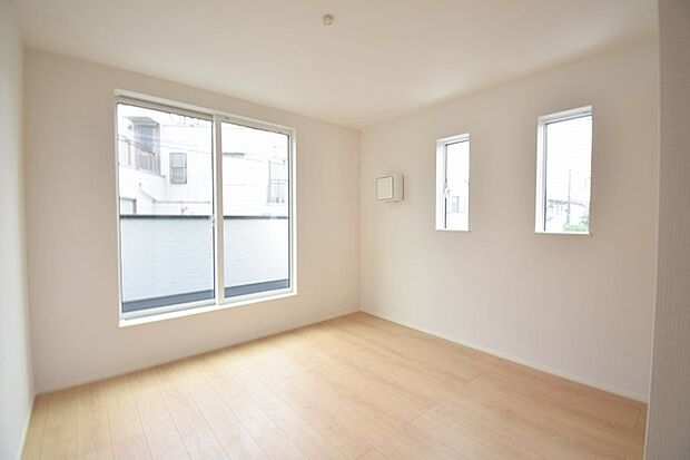 洋室はモダンなデザインと機能性を備え、快適な生活空間に。明るい窓から差し込む自然光が広々とした空間をさらに明るく開放的に感じさせます。