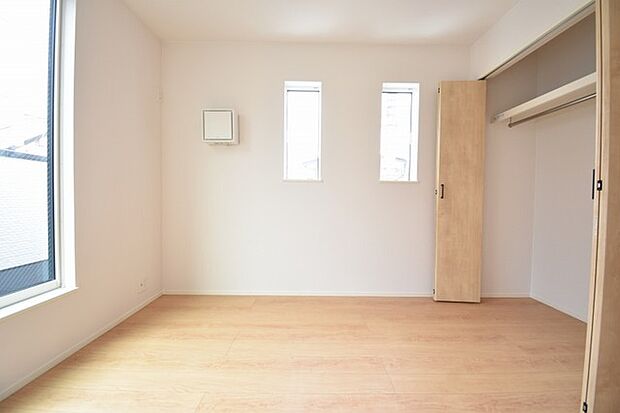 スマートなデザインと賢い収納が生活を快適にします。広々とした雰囲気を演出する工夫が施され、生活空間の魅力を引き出します。  