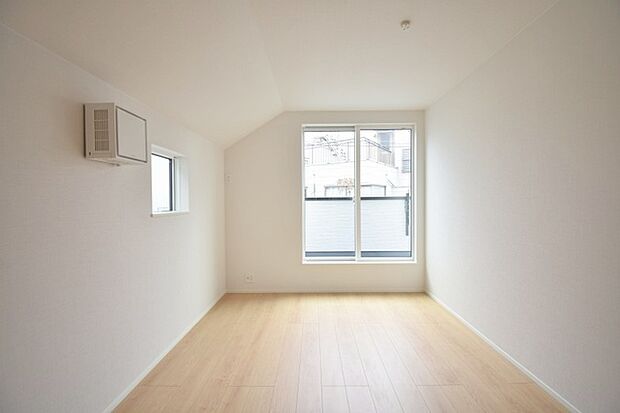 勾配天井の2階のお部屋。この勾配の角度がお洒落な雰囲気を感じさせてくれます。