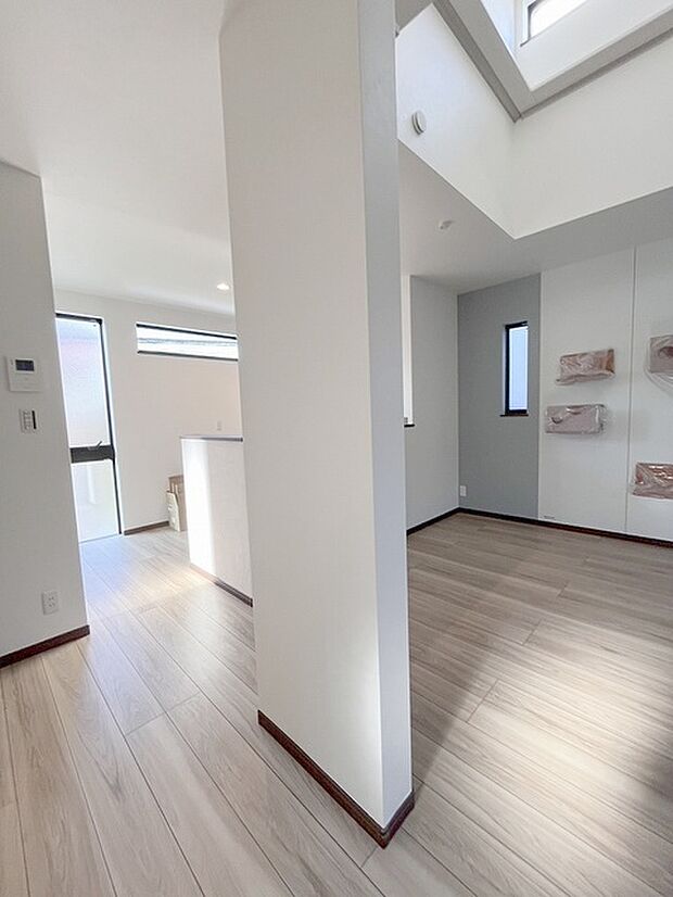 実際に室内をご見学頂くと生活のイメージが広がると思います。家具を置いたイメージや窓からの景色など。周辺で販売に出している物件も一緒にまとめてご見学頂き、比較する事もできます。